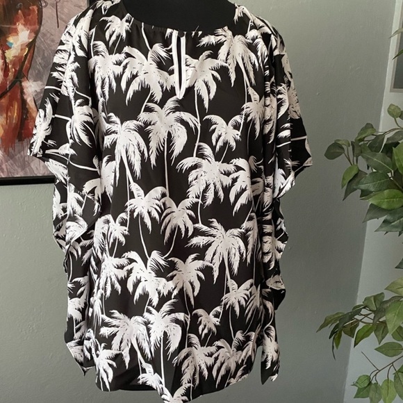 Vince Camuto Oasis Kaftan Top - Picture 7 of 7